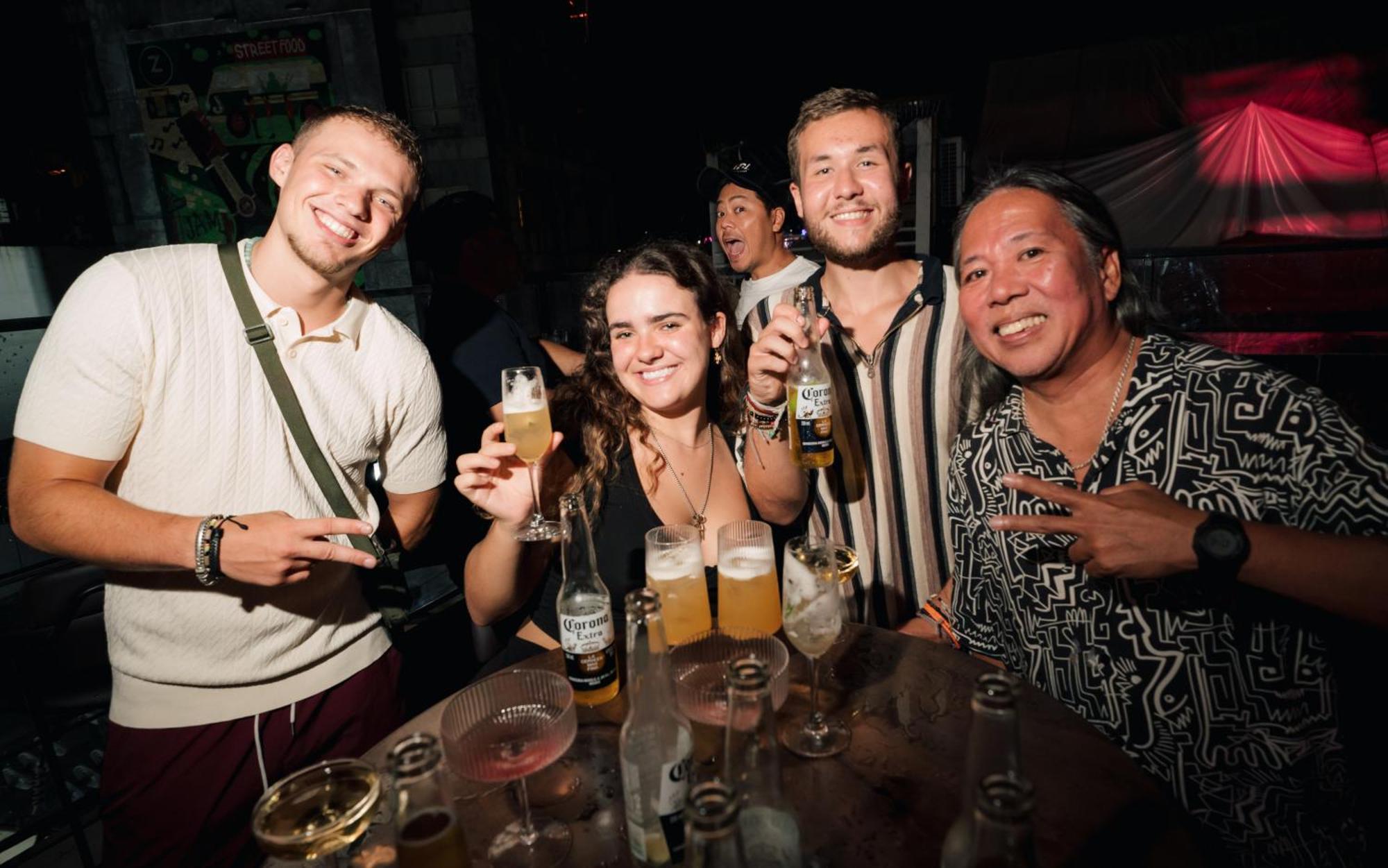 Mad Monkey Manila Pansiyon Makati City Dış mekan fotoğraf