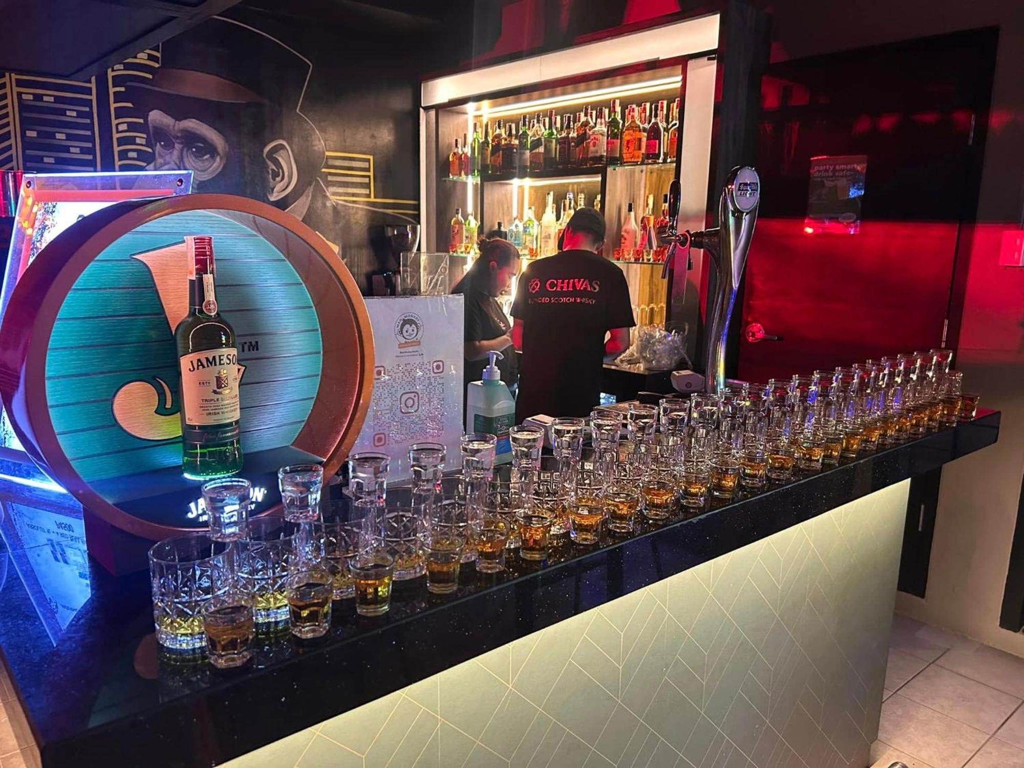 Mad Monkey Manila Pansiyon Makati City Dış mekan fotoğraf