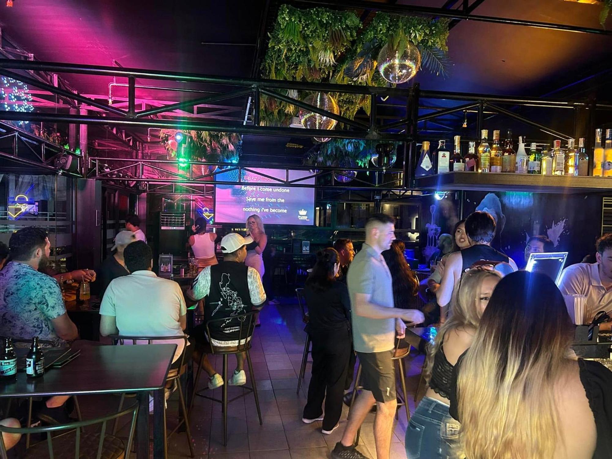 Mad Monkey Manila Pansiyon Makati City Dış mekan fotoğraf