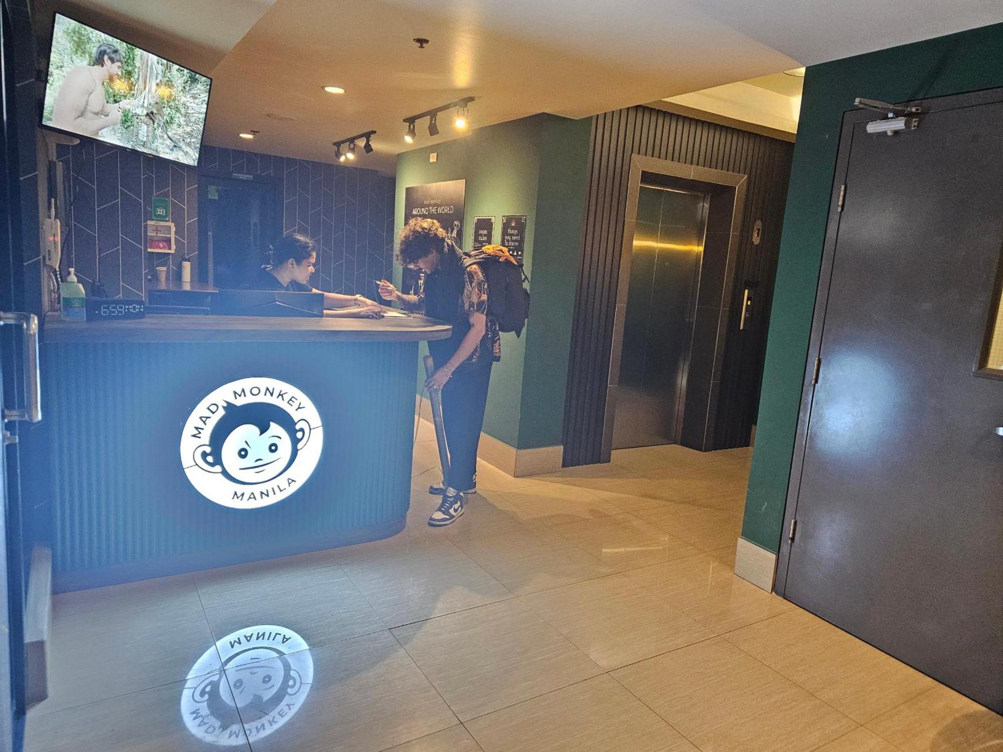 Mad Monkey Manila Pansiyon Makati City Dış mekan fotoğraf